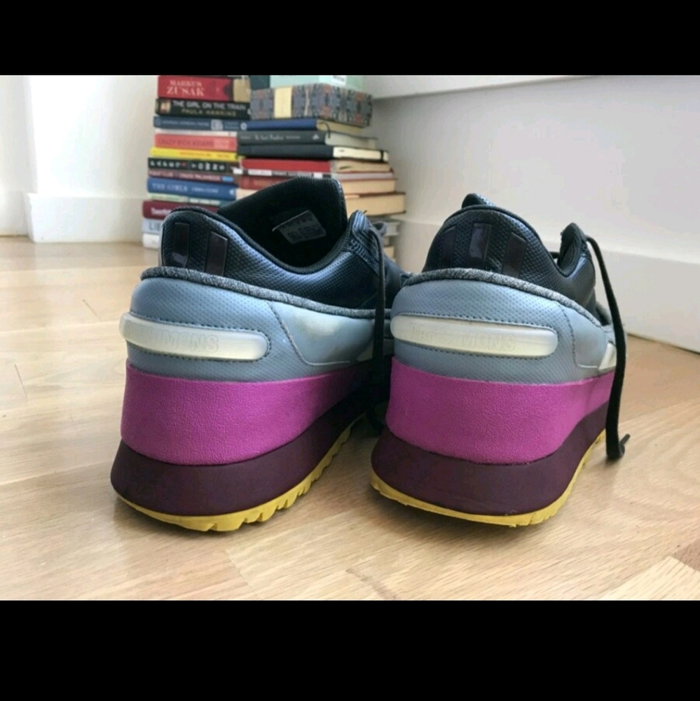Shoes. - Picture 4 of 8